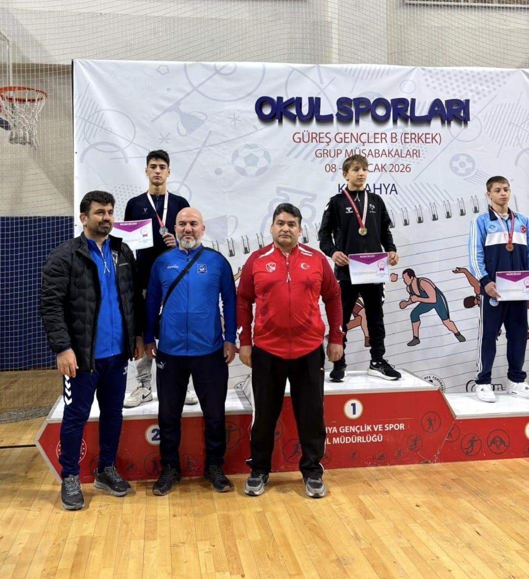 YUNUSEMRE BELEDİYESPOR'UN GÜREŞÇİLERİ, KÜTAHYA'DA DÜZENLENEN OKUL SPORLARI B GENÇLER GREKOROMEN...