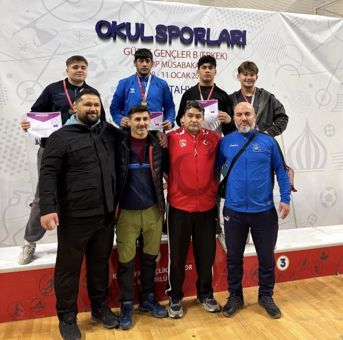 YUNUSEMRE BELEDİYESPOR'UN GÜREŞÇİLERİ, KÜTAHYA'DA DÜZENLENEN OKUL SPORLARI B GENÇLER GREKOROMEN...