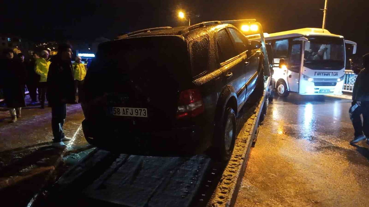 ZONGULDAK'IN ÇAYCUMA İLÇESİNDE GECE SAATLERİNDE KAZA MEYDANA GELDİ.