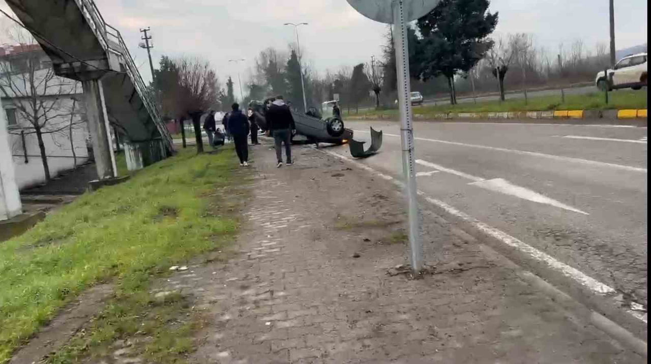 ZONGULDAK'IN ÇAYCUMA İLÇESİNDE OTOMOBİL SÜRÜCÜSÜ DİREKSİYON HAKİMİYETİNİ KAYBEDİNCE TAKLA ATARAK...