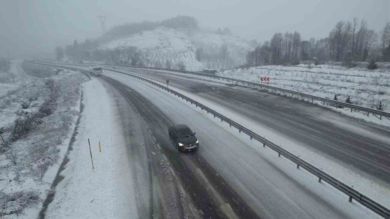 ZONGULDAK'IN YÜKSEK KESİMLERİNDE SABAH SAATLERİNDEN İTİBAREN DEVAM EDEN KAR YAĞIŞI ETKİSİNİ...