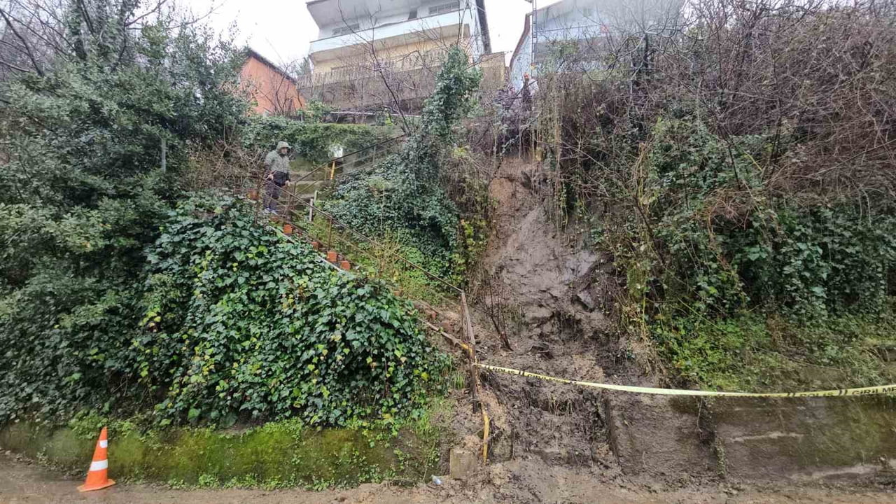 ZONGULDAK'TA DÜN GECE MEYDANA GELEN HEYELAN NEDENİYLE BİR MAHALLEYE ULAŞIM SAĞLAYAN MERDİVEN...