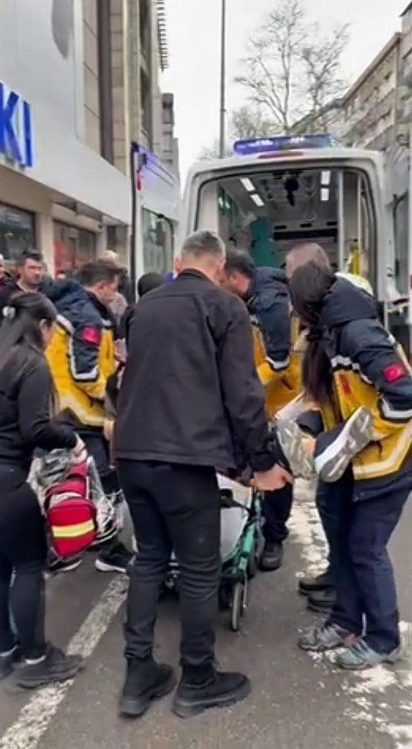 ZONGULDAK'TA MAĞAZADA ALIŞVERİŞ YAPAN HAMİDE K. İSİMLİ KADIN KAYBEDEREK MERDİVENLERDEN DÜŞTÜ. AĞIR...