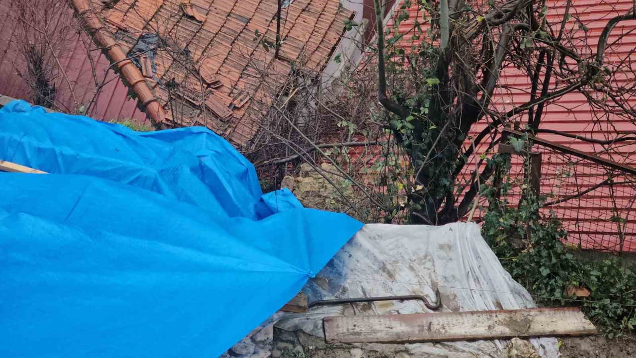 ZONGULDAK'TA YAMAÇTAN KOPAN KAYA VE TOPRAK PARÇALARI İKİ EVİN ÜZERİNE DEVRİLDİ. OLAYDA ŞANS ESERİ...