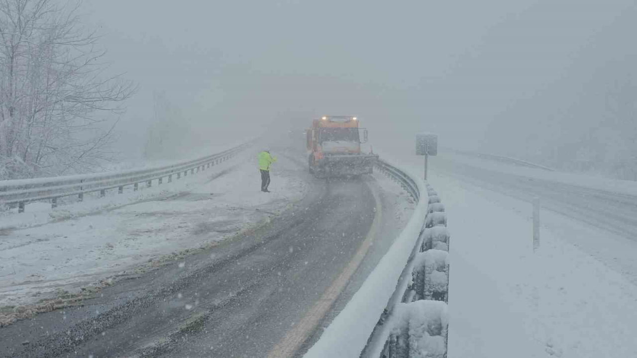 ZONGULDAK-EREĞLİ KARA YOLUNDA ETKİLİ OLAN KAR YAĞIŞI ULAŞIMI OLUMSUZ ETKİLEDİ. D010 KARAYOLUNDA...