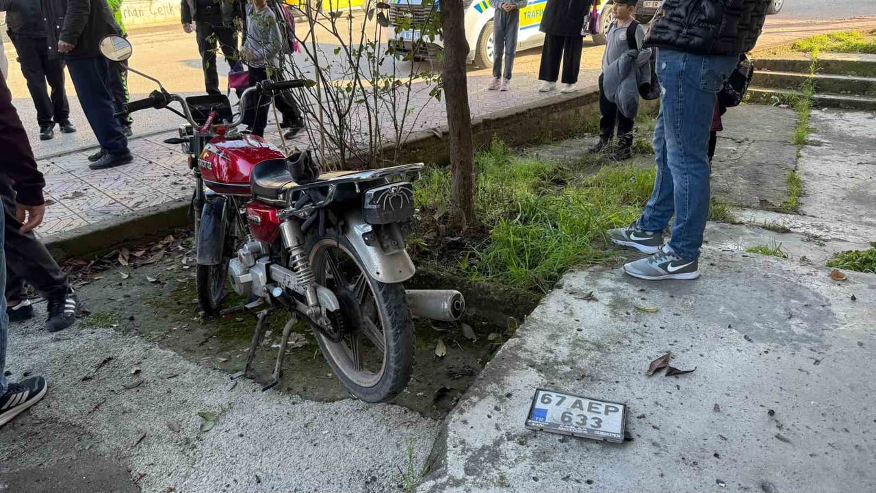 ZONGULDAK (İHA) - ZONGULDAK'IN ALAPLI İLÇESİNDE OTOMOBİLE ÇARPMAMAK İÇİN MANEVRA YAPAN MOTOSİKLET...