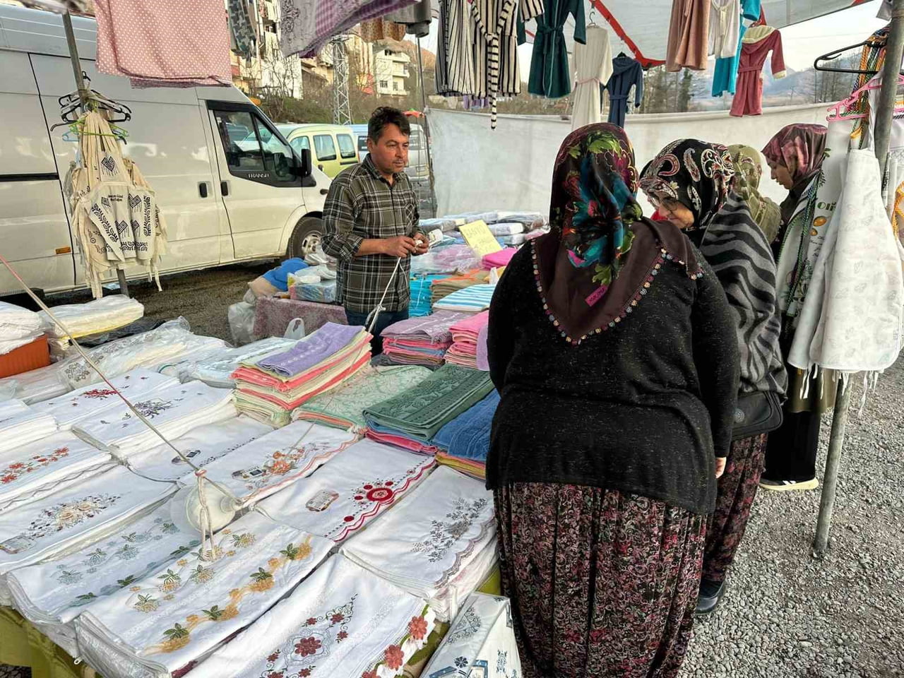 ZONGULDAK (İHA) - ZONGULDAK’IN ALAPLI İLÇESİNE BAĞLI MOLLABEY KÖY ALANINDA KURULAN UCUZLUK PAZARI...