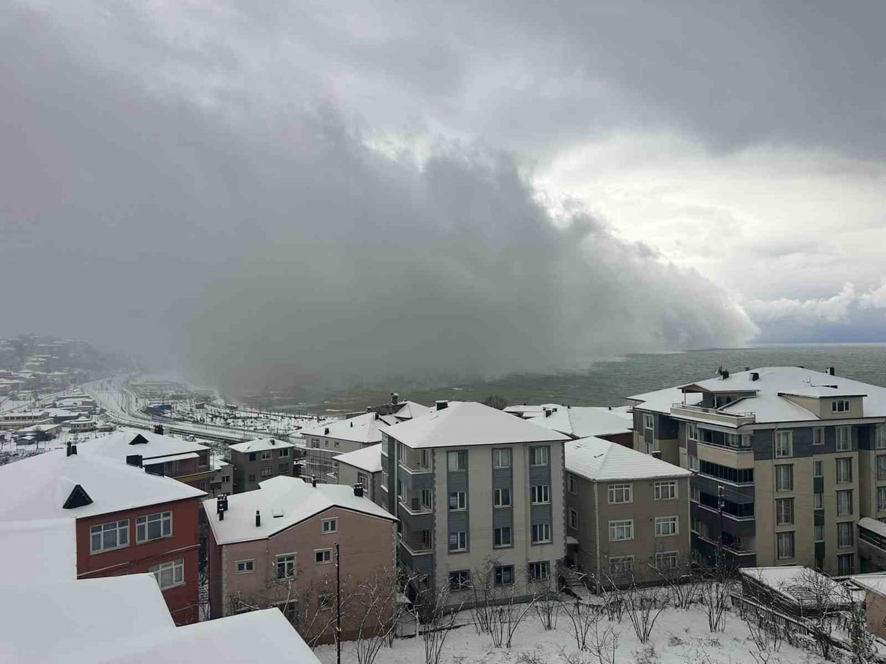 ZONGULDAK (İHA) - ZONGULDAK’TA ETKİLİ OLAN YOĞUN KAR YAĞIŞI, ALAPLI İLÇESİNDE FIRTINAYA DÖNÜŞTÜ....