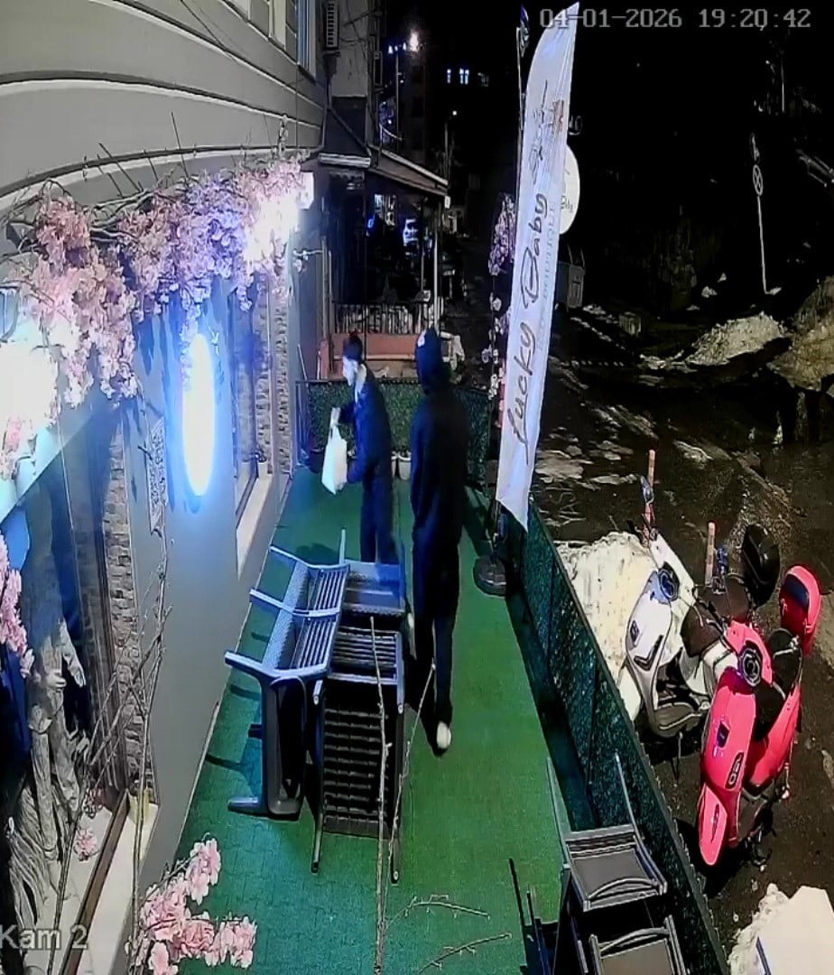 ZONGULDAK’IN EREĞLİ İLÇESİNDE BİR ESNAFIN DÜKKANININ ÖNÜNE YAPTIĞI KARDAN ADAMI YIKAN GENÇLER...