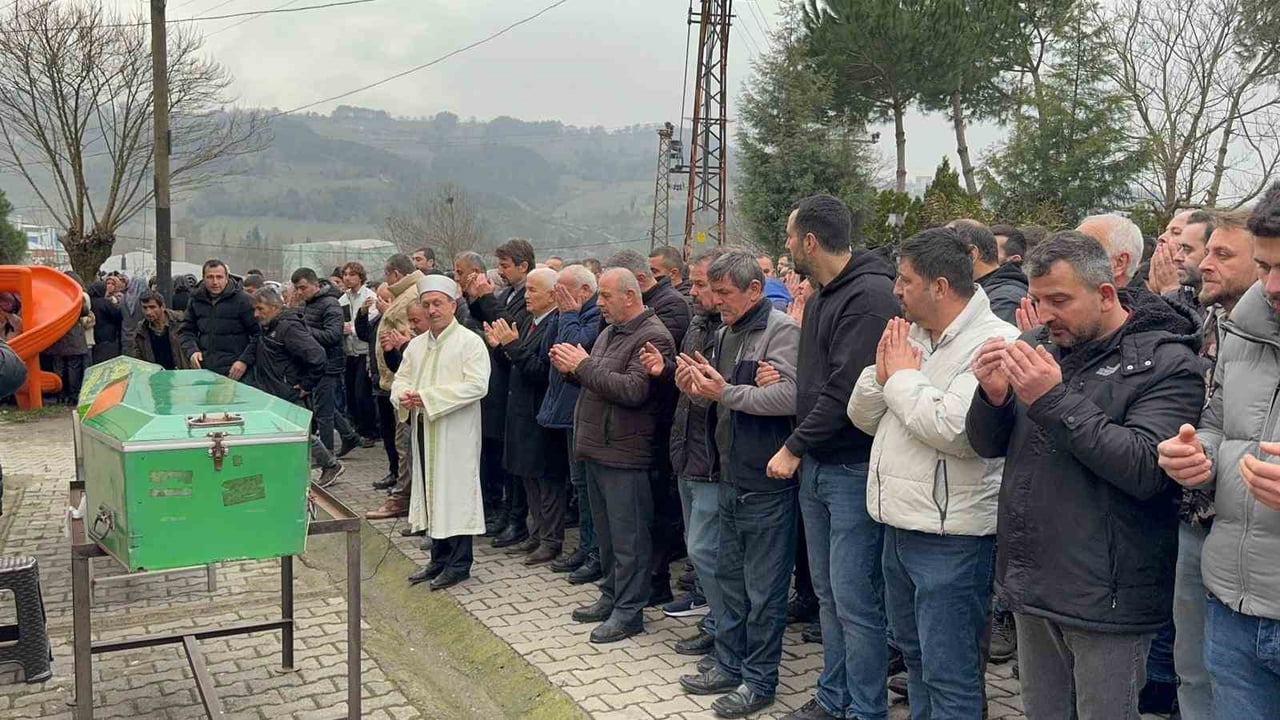 ZONGULDAK’IN EREĞLİ İLÇESİNDE KAVŞAKTAN DÖNEN TIRA ARKADAN ÇARPAN OTOMOBİLDE HAYATINI KAYBEDEN...