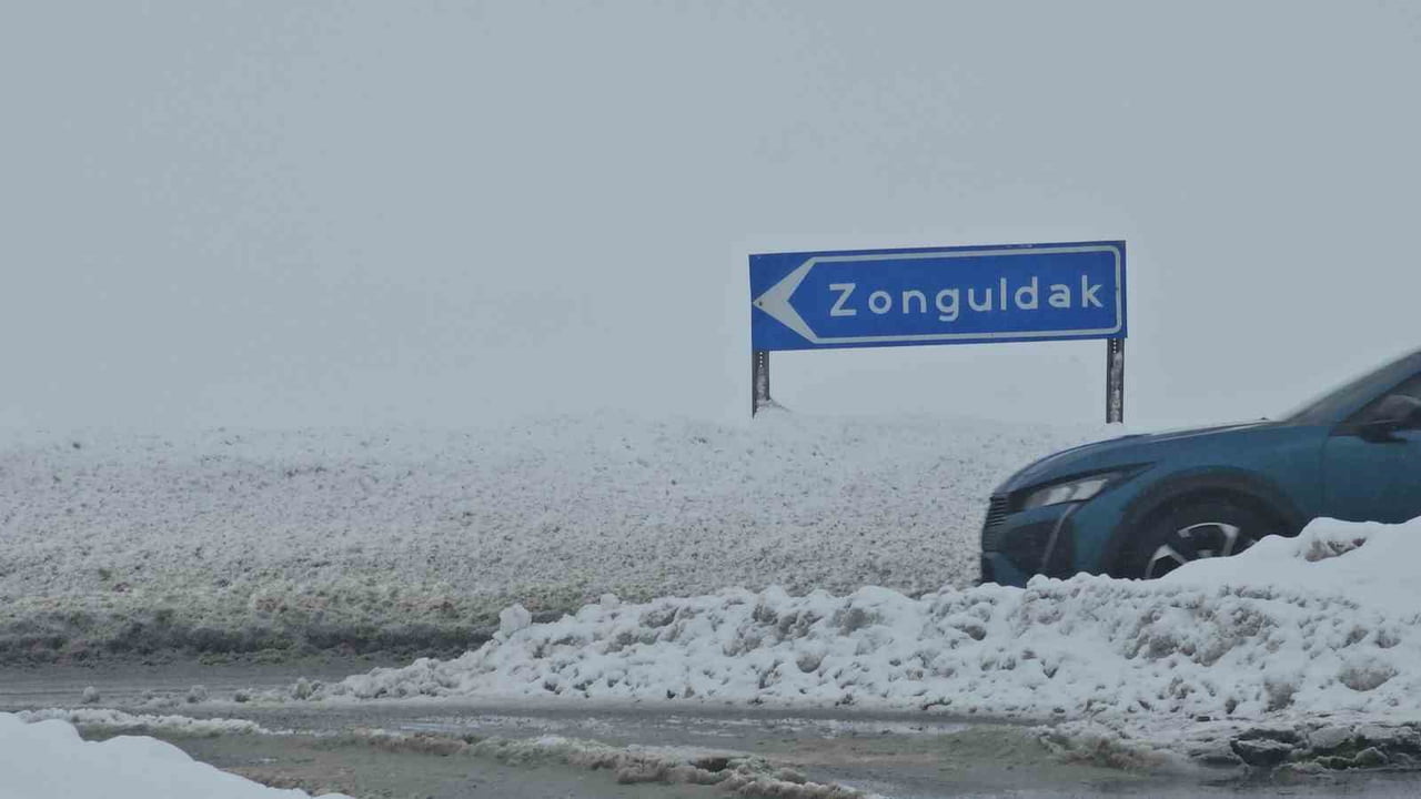 ZONGULDAK’TA ETKİSİNİ SÜRDÜREN YOĞUN KAR YAĞIŞI SONRASI KAPANMA NOKTASINA GELEN ZONGULDAK-EREĞLİ...