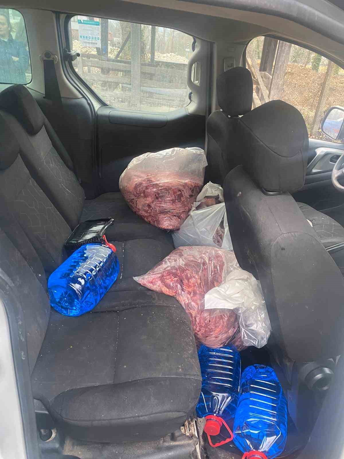 ZONGULDAK’TA JANDARMA EKİPLERİNİN YOL KONTROLLERİ SIRASINDA DURDURDUĞU BİR ARAÇTA 450 KİLOGRAM...