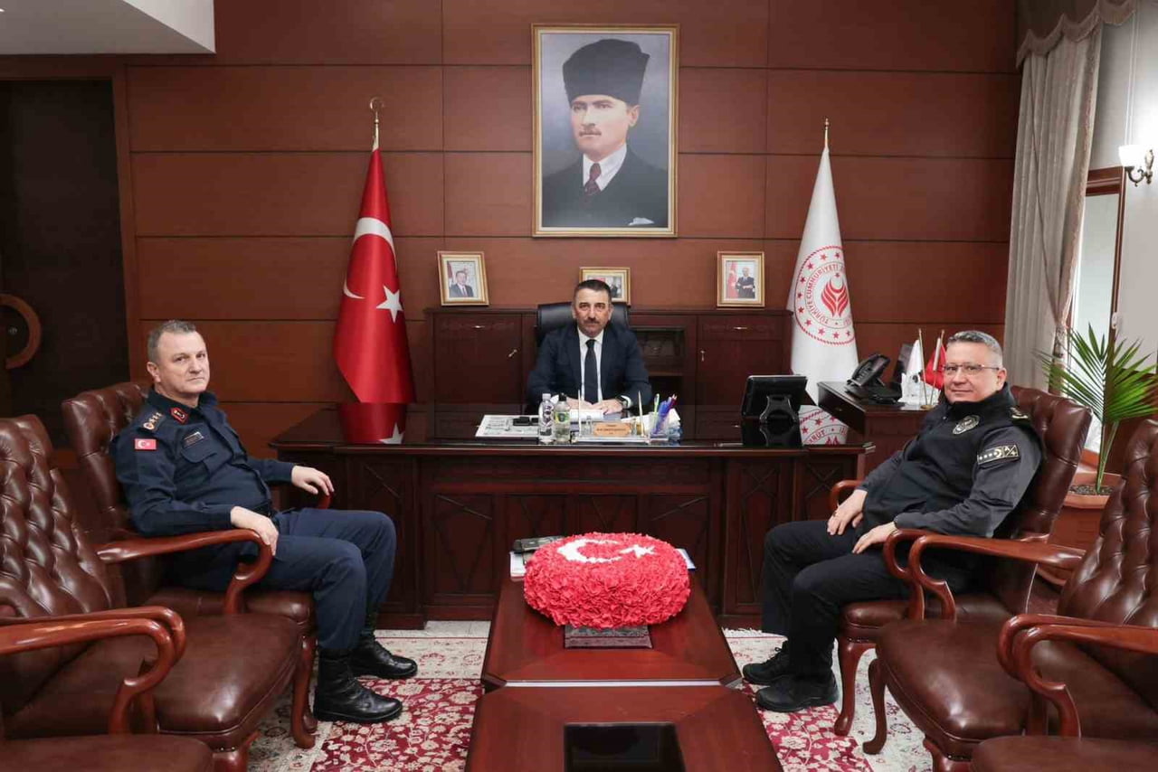 ZONGULDAK VALİSİ OSMAN HACIBEKTAŞOĞLU BAŞKANLIĞINDA, KENTİN HUZUR VE GÜVENLİĞİNİ SAĞLAMAYA YÖNELİK...