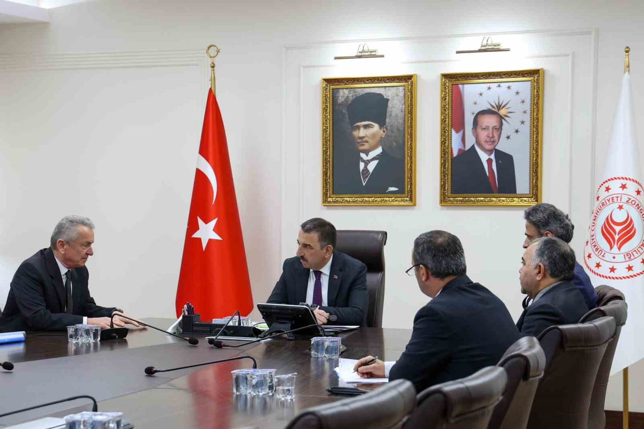 ZONGULDAK VALİSİ OSMAN HACIBEKTAŞOĞLU, ÇAYCUMA İLÇESİNDEKİ YEREL YÖNETİCİLERİ VE İL MÜFTÜSÜNÜ...