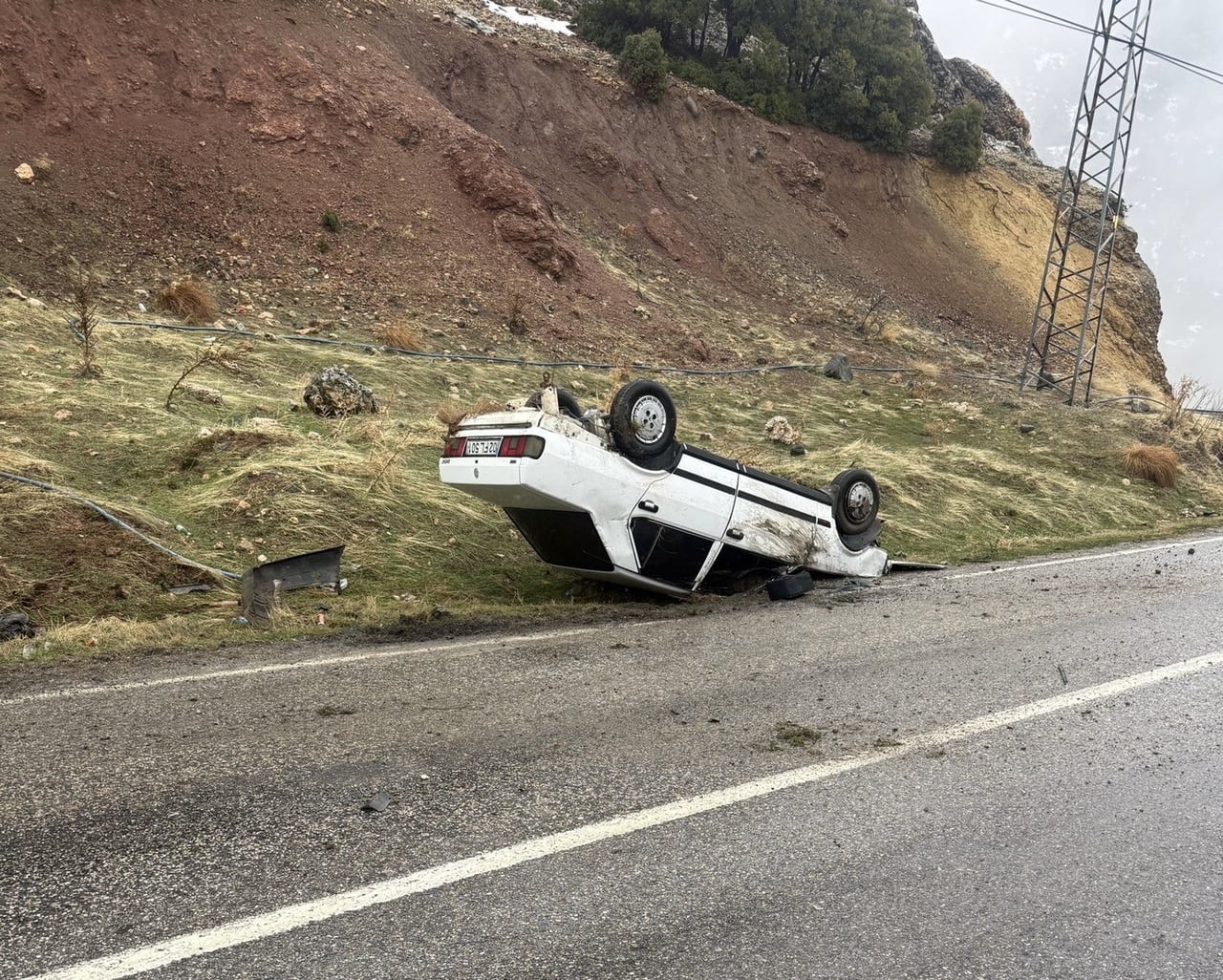 ADIYAMAN’DA OTOMOBİLİN TAKLA ATMASI SONUCU 2 KİŞİ YARALANDI.