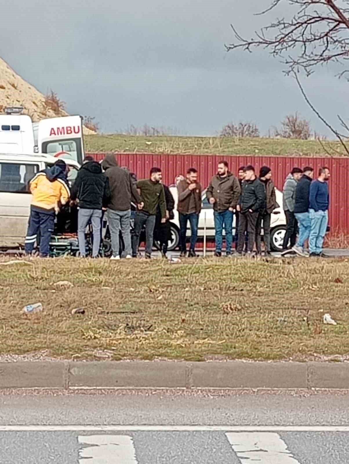 AFYONKARAHİSAR'DA 4 OTOMOBİLİN ÇARPIŞMASI SONUCU MEYDANA GELEN ZİNCİRLEME TRAFİK KAZASINDA 3 KİŞİ...