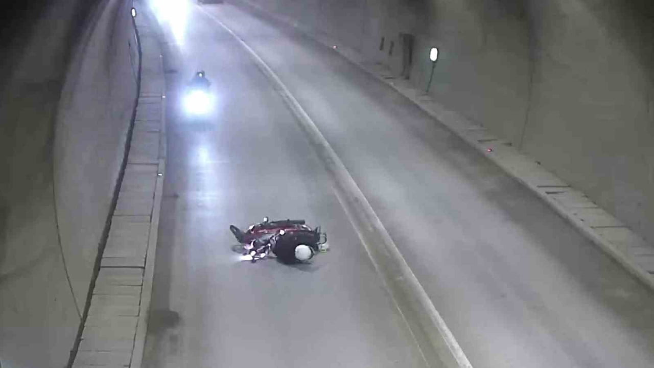 AMASYA’DA TÜNELDE SEYİR HALİNDEYKEN KONTROLÜNÜ KAYBETTİĞİ MOTOSİKLETTEN DÜŞEN GENÇ SÜRÜCÜ...