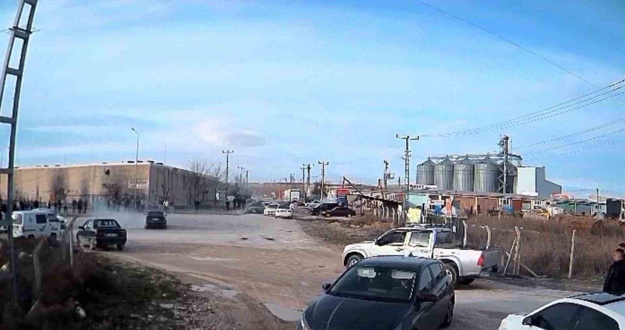 ANKARA’NIN POLATLI İLÇESİNDE OTOMOBİLLERİYLE DRİFT ATARAK DİĞER SÜRÜCÜLERİN GÜVENLİĞİNİ TEHLİKEYE...