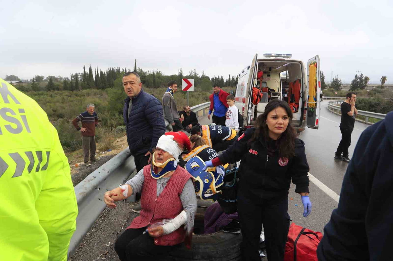 ANTALYA'DA YOLCU OTOBÜSÜNÜN KONTROLDEN ÇIKARAK DEVRİLMESİ SONUCU 8 KİŞİ HAYATINI KAYBETTİ, 26 KİŞİ...