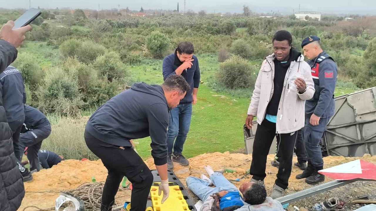 ANTALYA'DA YOLCU OTOBÜSÜNÜN KONTROLDEN ÇIKARAK DEVRİLMESİ SONUCU MEYDANA GELEN TRAFİK KAZASINDA 8...