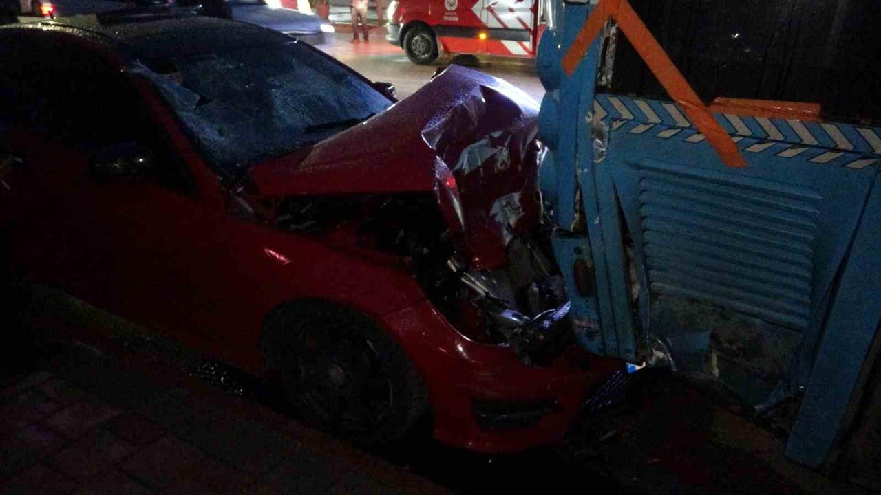 ANTALYA’DA SEYİR HALİNDEKİ LÜKS OTOMOBİL PARK HALİNDEKİ HALK OTOBÜSÜNE ÇAPTI. KAZADA OTOMOBİL...