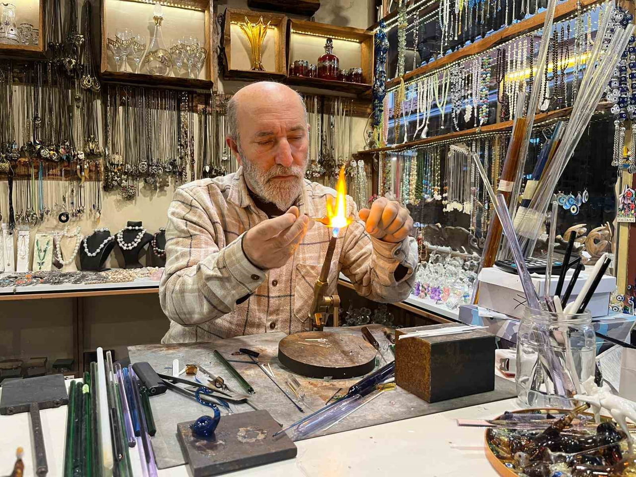 ANTALYA’NIN ALANYA İLÇESİNDE YAŞAYAN 62 YAŞINDAKİ CAM ÜFLEME USTASI HAMİT PAŞAOĞLU, ATEŞLE...