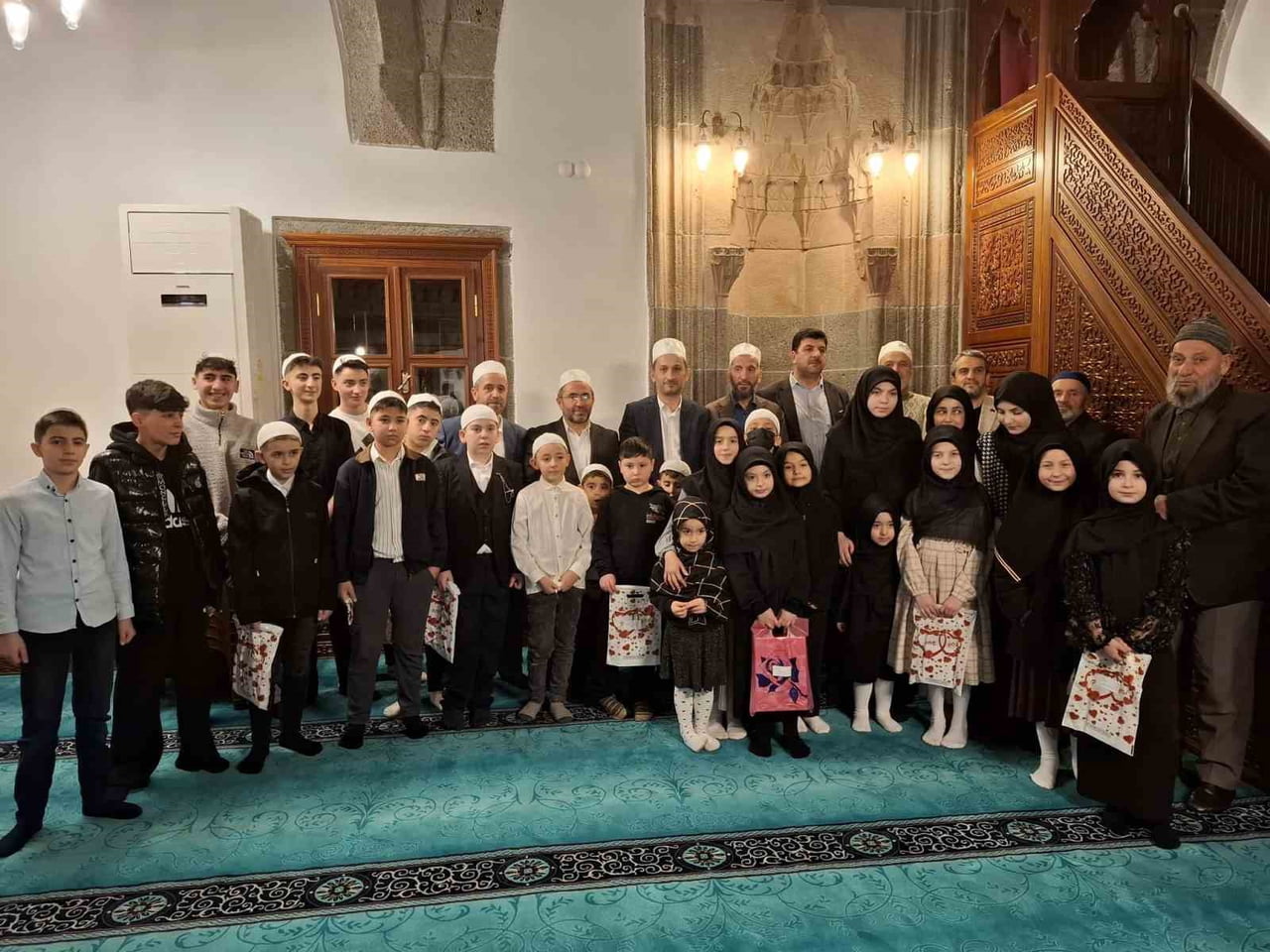 ARA TATİL BOYUNCA CAMİLERİ BİRER İLİM VE İRFAN YUVASINA DÖNÜŞTÜREN ÖĞRENCİLER, DÜZENLENEN BİR...