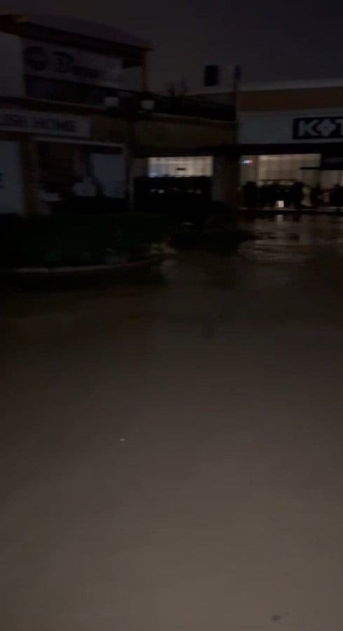 AYDIN'IN KUŞADASI İLÇESİNDE BULUNAN BİR ALIŞVERİŞ MERKEZİ, YOĞUN YAĞIŞ SEBEBİYLE ORTASINDAN GEÇEN...