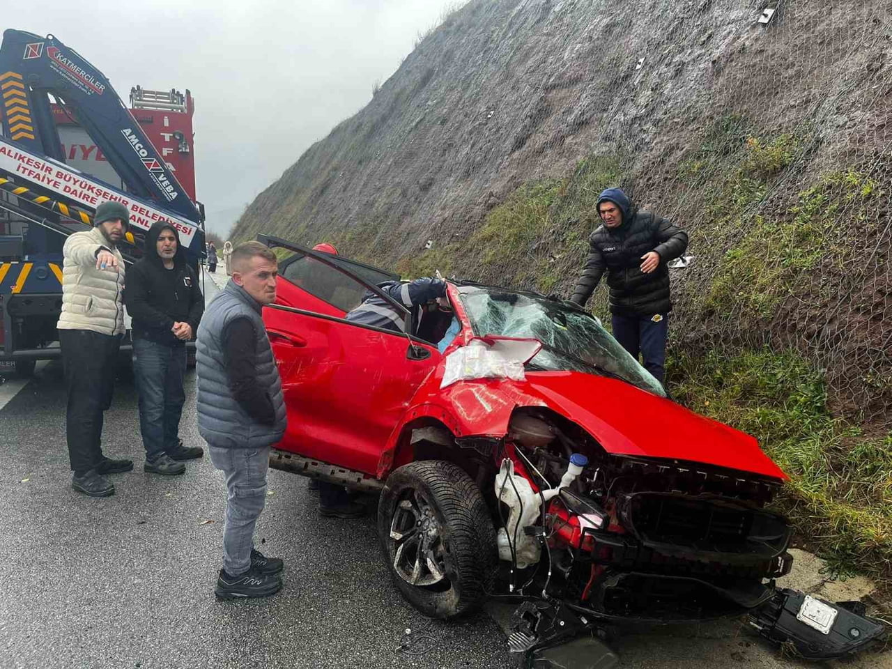 BALIKESİR'DE İZMİR-İSTANBUL OTOYOLUNDA KAYARAK YOLDAN ÇIKAN OTOMOBİLDE BULUNAN 2 KİŞİ...