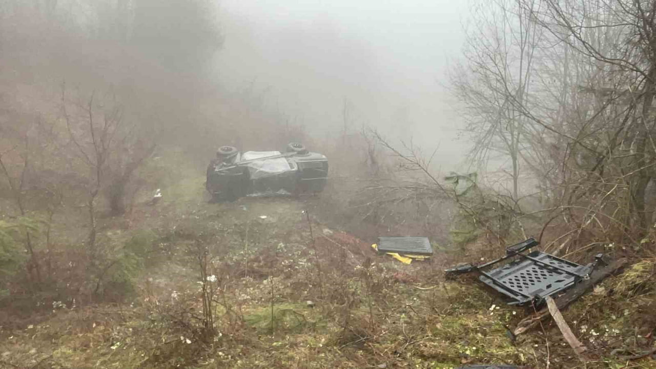 BARTIN'IN ULUS İLÇESİNE BAĞLI KUMLUCA BELDESİ'NDE SİS NEDENİYLE YOLDAN ÇIKAN ARAÇ TAKLA ATTI....