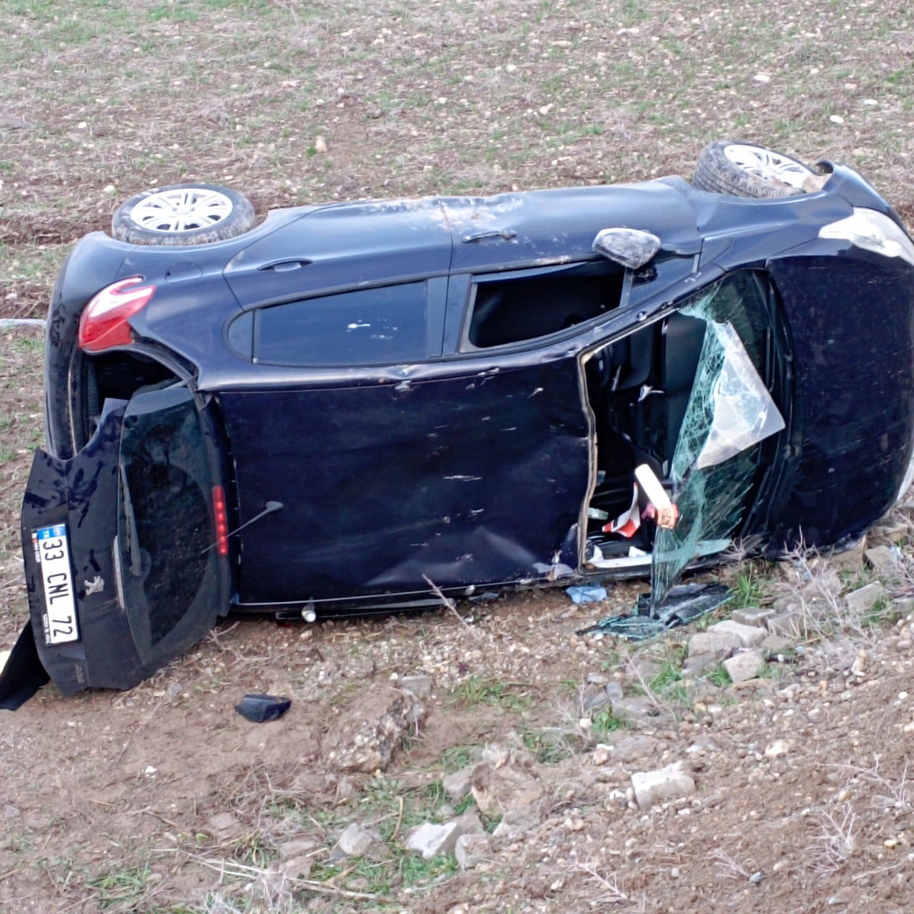 BATMAN’DA OTOMOBİLİN ŞARAMPOLE YUVARLANMASI SONUCU MEYDANA GELEN KAZADA 1 KİŞİ YARALANDI.