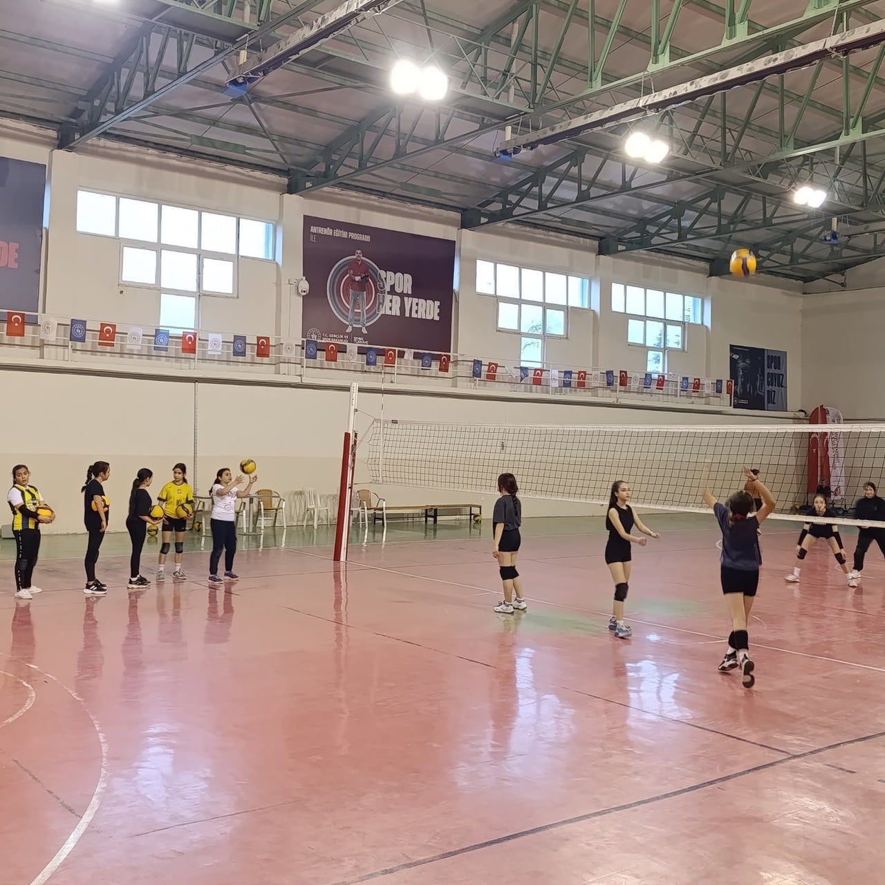 BİLECİK'TE VOLEYBOL BRANŞINDA ALTYAPI ÇALIŞMALARI DEVAM EDİYOR