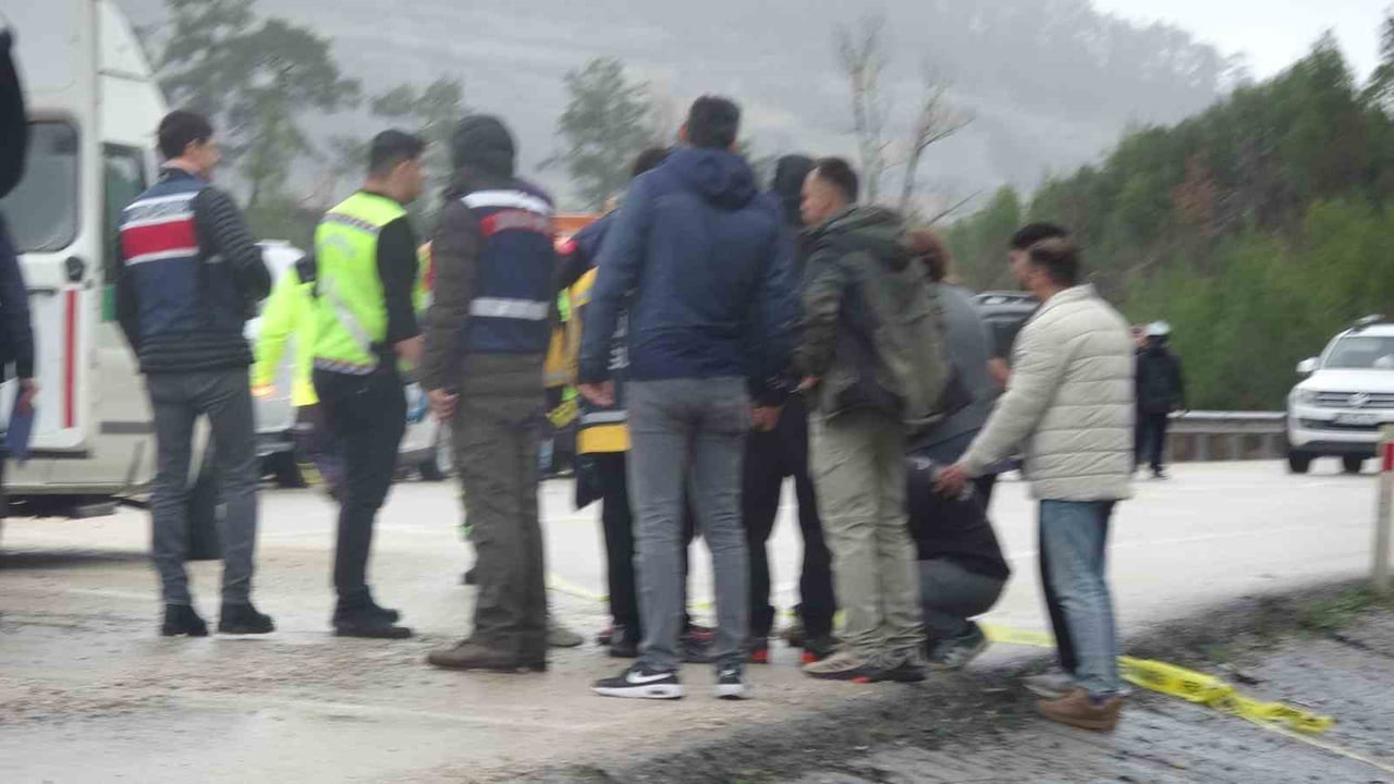 BURDUR’UN AĞLASUN İLÇESİNDE ANTALYA-ISPARTA KARA YOLUNDA İKİ OTOMOBİLİN KAFA KAFAYA ÇARPIŞMASI...