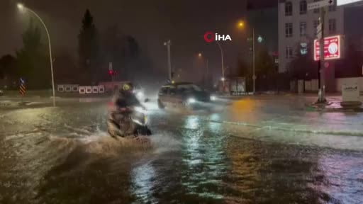 Bursa'da sağanak sonrası rögarlar taştı, cadde göle döndü