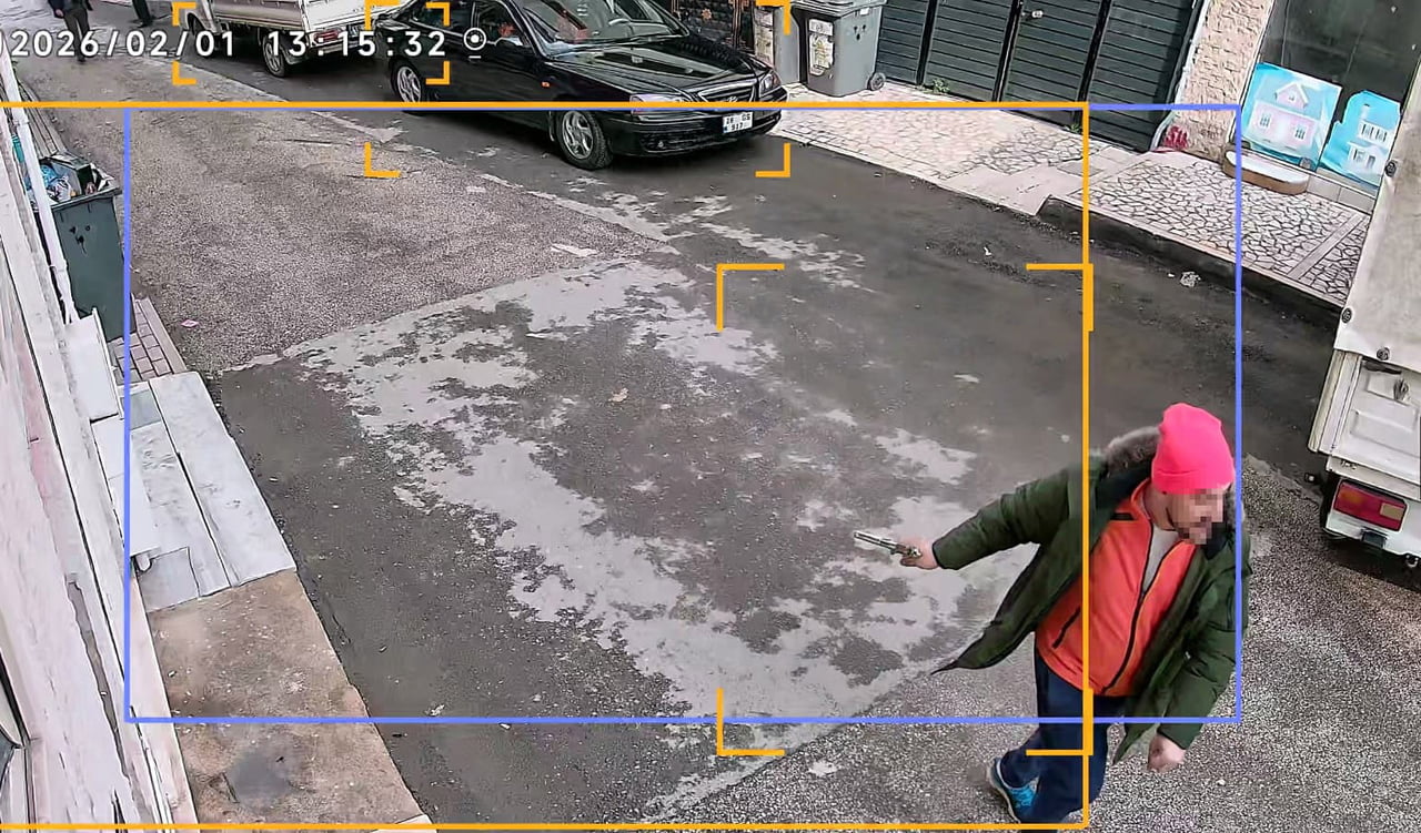 BURSA'NIN İNEGÖL İLÇESİNDE DAMADIN HEM KAYINPEDERİNE HEM KAYINBİRADERİNE KURŞUN YAĞDIRDIĞI ANLAR...