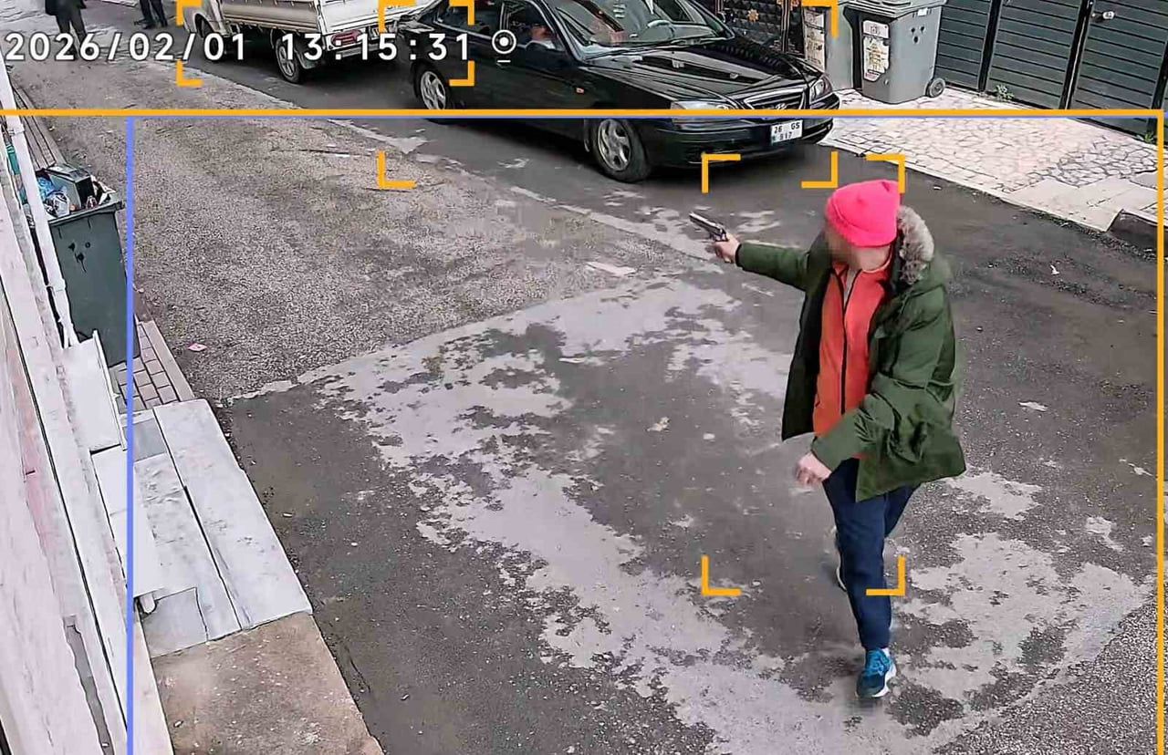 BURSA'NIN İNEGÖL İLÇESİNDE DAMADIN HEM KAYINPEDERİNE HEM KAYINBİRADERİNE KURŞUN YAĞDIRDIĞI ANLAR...