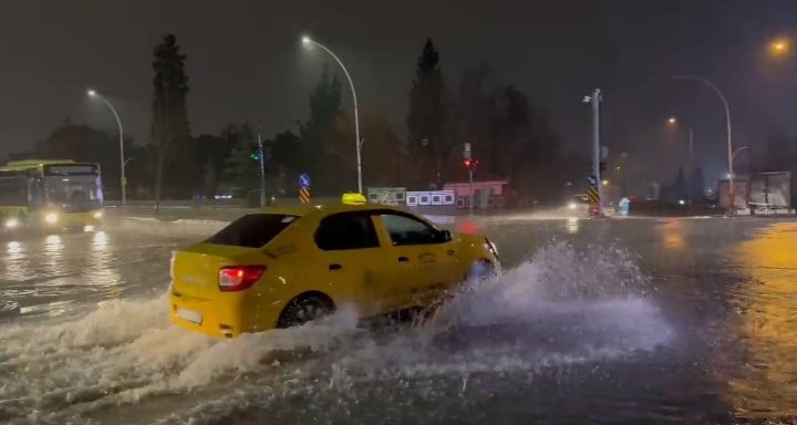 BURSA’DA YOĞUN YAĞIŞ SONRASI LAĞIM HATLARI TAŞTI, CADDE GÖLE DÖNDÜ. ARAÇLAR İLERLEMEKTE...