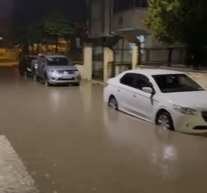BURSA’NIN İNEGÖL İLÇESİNDE ETKİLİ OLAN SAĞANAK YAĞIŞ, GÜNLÜK YAŞAMI OLUMSUZ ETKİLEDİ. ALT GEÇİTLER...
