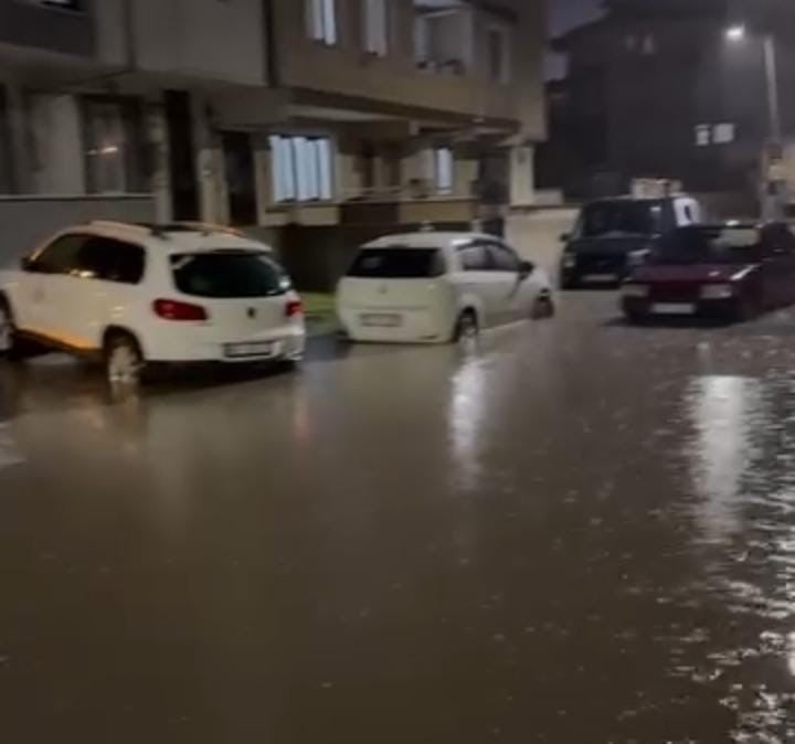 BURSA’NIN İNEGÖL İLÇESİNDE ETKİLİ OLAN SAĞANAK YAĞIŞ, GÜNLÜK YAŞAMI OLUMSUZ ETKİLEDİ. ALT GEÇİTLER...