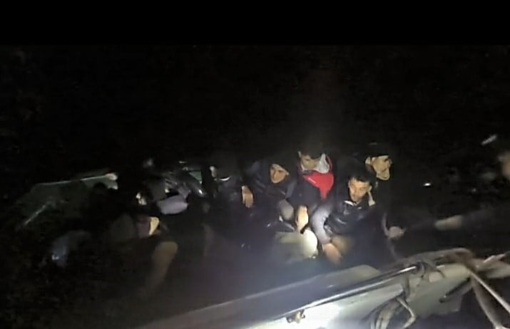 ÇANAKKALE'DE 7 KAÇAK GÖÇMEN VE 1 GÖÇMEN KAÇAKÇISI YAKALANDI