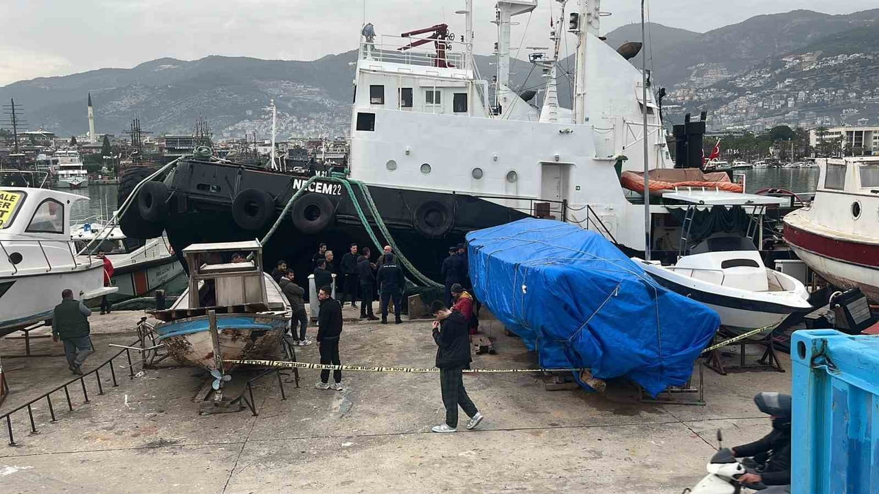 DENİZ ÜZERİNDE BİR KİŞİNİN HAREKETSİZ ŞEKİLDE DURDUĞUNU FARK EDEN VATANDAŞLAR DURUMU SAHİL...