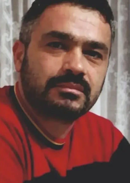 DENİZLİ’DE BİR EVİN BALKONUNDA KORNİŞ MONTAJI YAPTIĞI SIRADA DENGESİNİ KAYBEDEN İŞÇİ DÜŞEREK OLAY...