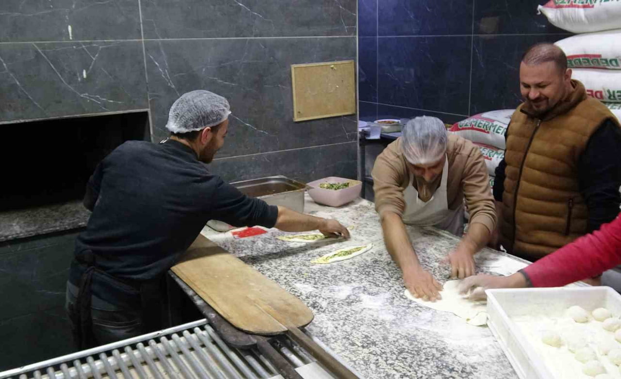 DEPREMDE İŞ YERİ YIKILAN ESNAF AÇTIĞI İŞLETMEYLE HAYATA TUTUNDU