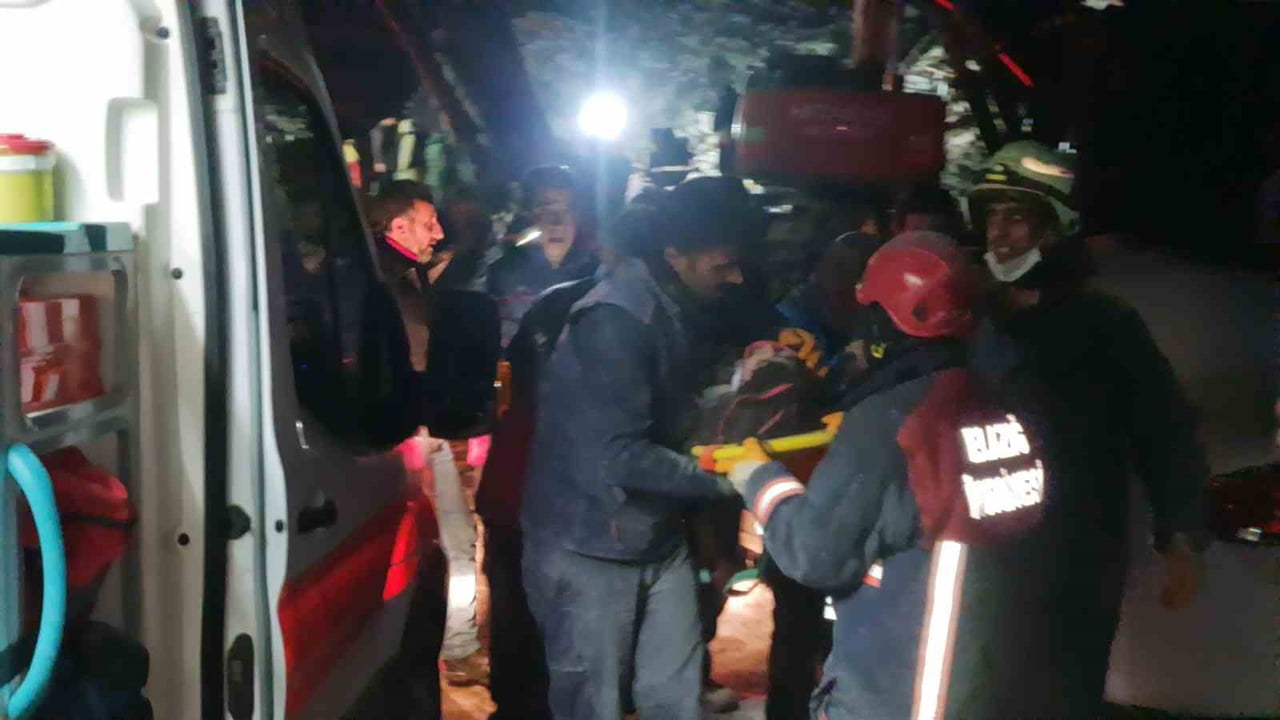 DEPREMİN ARDINDAN MALATYA'YA GİDEN ELAZIĞ BELEDİYESİ İTFAİYE MÜDÜRLÜĞÜ PERSONELİ, DEPREMİN 40'INCI...