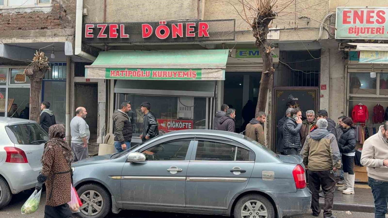 DİYARBAKIR’DA KİMLİĞİ BELİRSİZ KİŞİLER TARAFINDAN BİR İŞ YERİNE SİLAHLI SALDIRI...