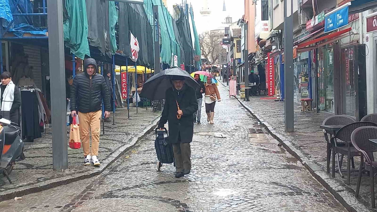 EDİRNE’DE BEKLENEN YAĞIŞ BAŞLADI.