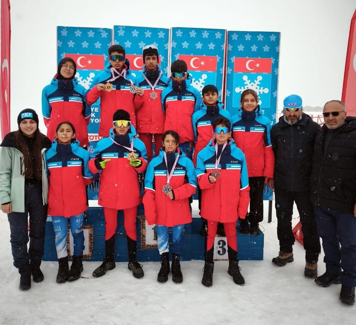 ERZİNCANLI KAYAKÇILAR HAKKARİ’DEN 6 MADALYA İLE DÖNDÜ