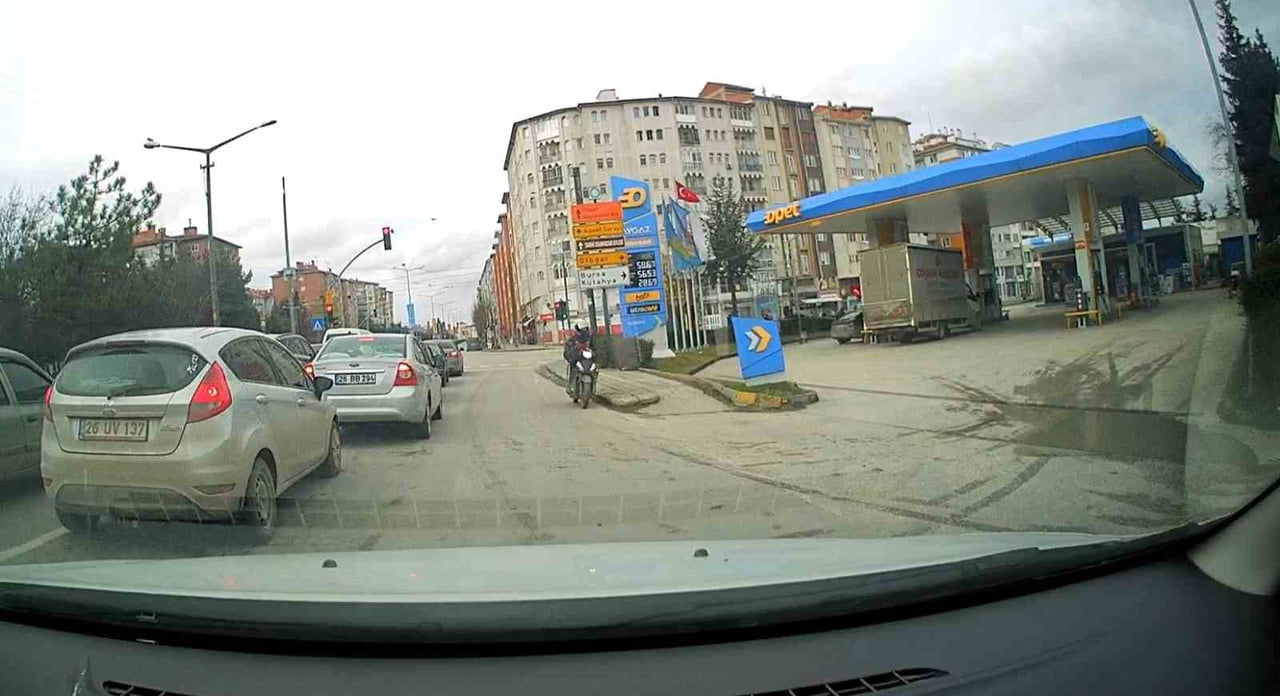 ESKİŞEHİR'DE BİR MOTOSİKLETLİ KURYE TERS YÖNE GİREREK HEM TRAFİĞİ HEM DE KENDİ CANINI TEHLİKEYE...