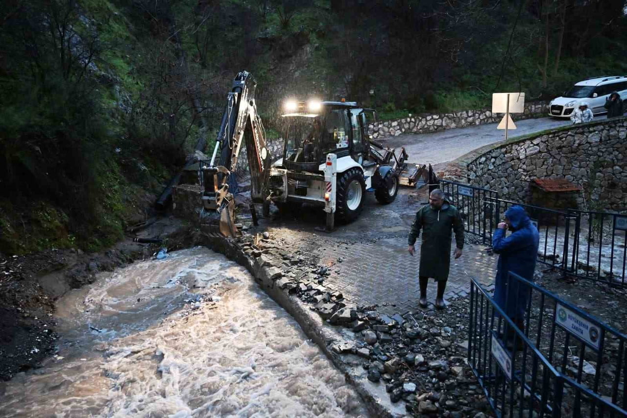 ETKİLİ OLAN SAĞANAK YAĞIŞIN ARDINDAN MANİSA BÜYÜKŞEHİR BELEDİYESİ VE MASKİ EKİPLERİ, 1000’İN...