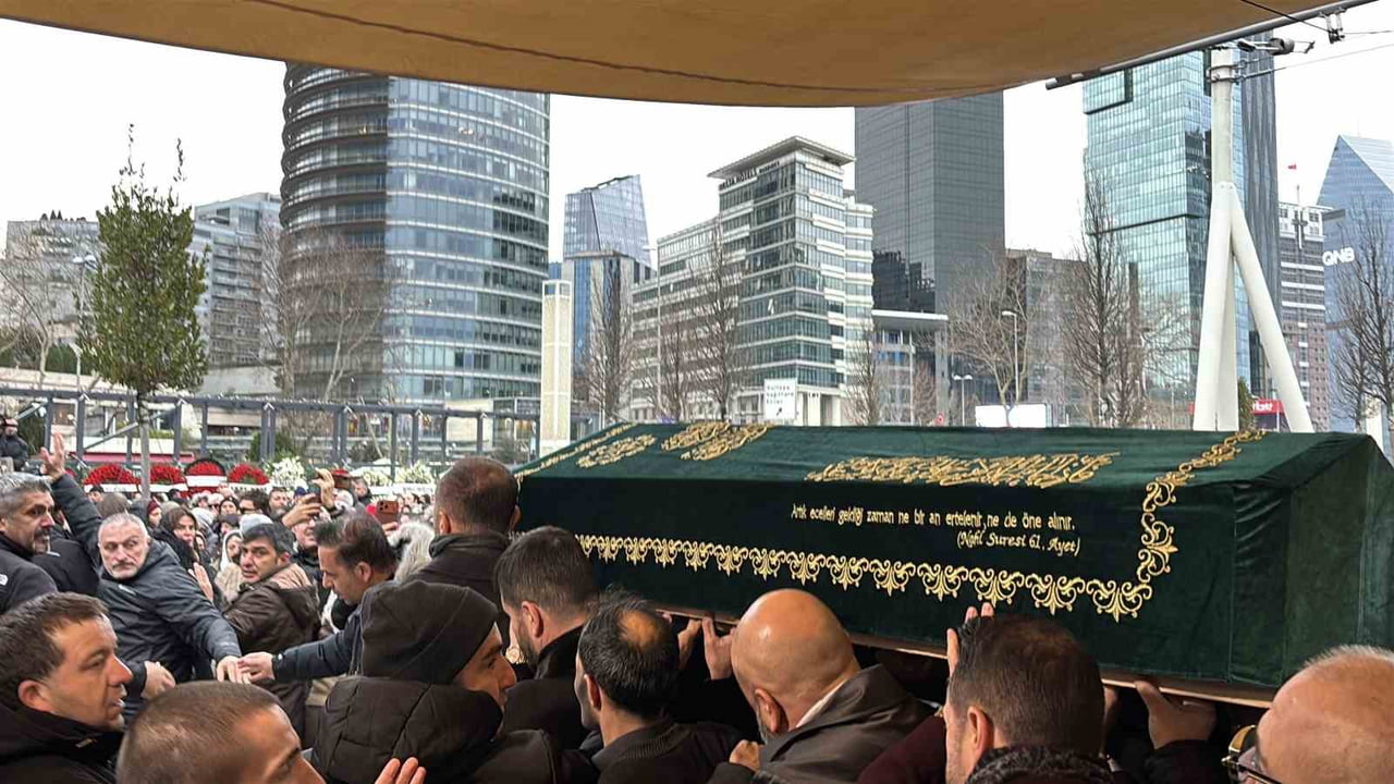 EVİNDE GEÇİRDİĞİ KALP KRİZİ SONUCU 15 EKİM 2025'TE HASTANEYE KALDIRILAN ŞARKICI VE SUNUCU FATİH...